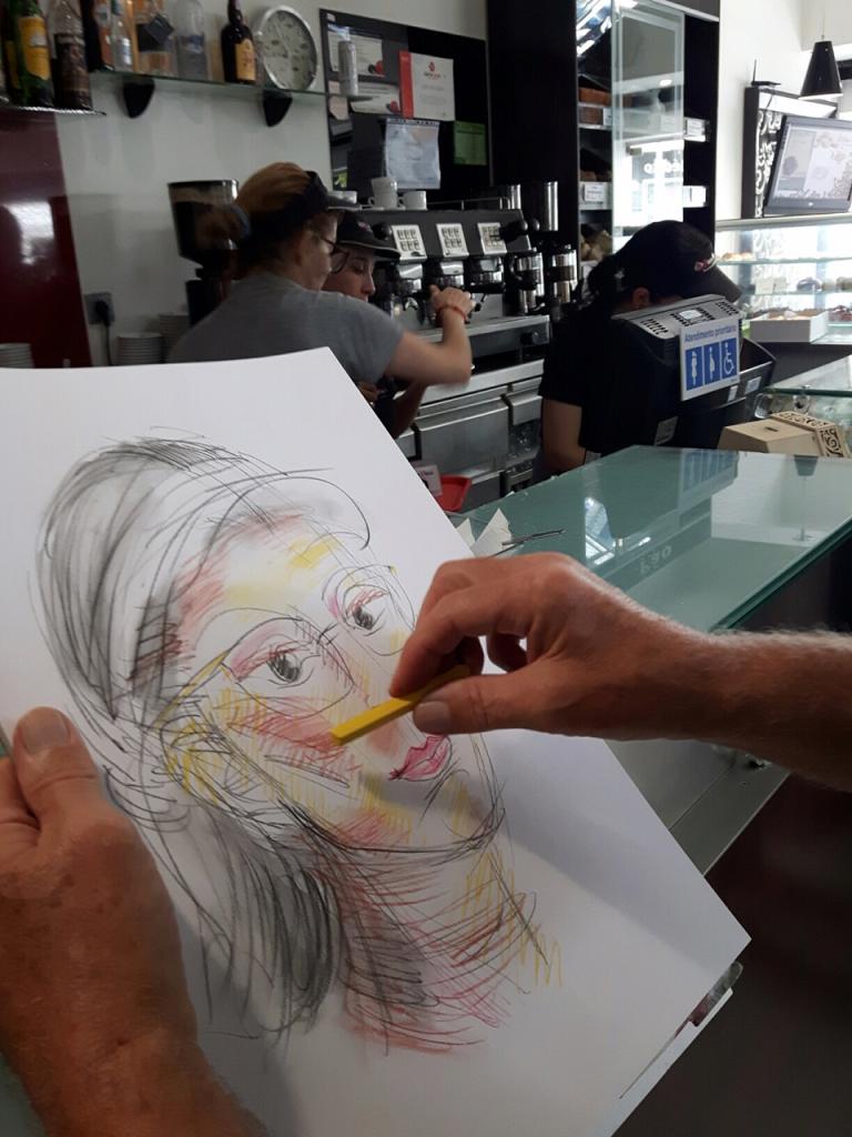 Tania zeichnen im Cafe Duo Doce Quarteira