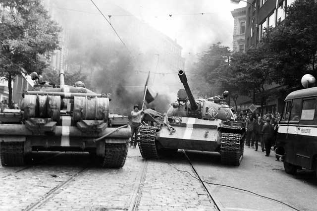 21. August 1968 Panzer in Prag nahe Wenzelsplatz